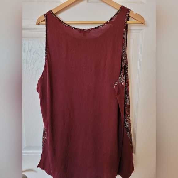 Sleeveless pattern top - Picture 2 of 3